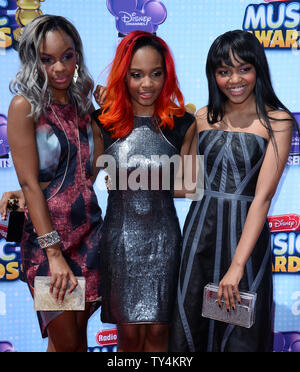 Singen Schwester Gruppe McCLain Mitglieder Lauryn McClain, Sierra McClain und China Anne McClain (L-R) das Radio Disney Music Awards bei Nokia Theater in Los Angeles am 25. April 2014 teil. UPI/Jim Ruymen Stockfoto