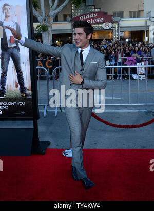 Warf Mitglied Zac Efron besucht die Premiere der Komödie "Nachbarn" im Regency Dorf Theater im Westwood Abschnitt von Los Angeles am 28. April 2014. Handlung: ein Paar mit einem neugeborenen Baby Gesicht unerwartete Schwierigkeiten, nachdem Sie gezwungen sind, neben einer Bruderschaft Haus zu leben. UPI/Jim Ruymen Stockfoto