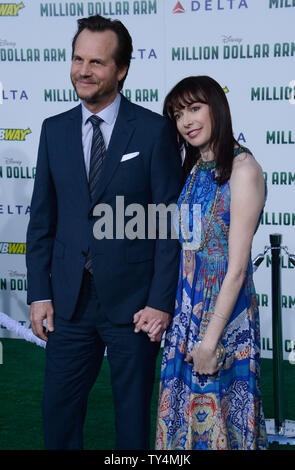 Warf Mitglied Bill Paxton und seine Frau Louise Newbury die Premiere der motion picture biographische Sport drama 'Million Dollar Arm' am El Capitan Theatre in Hollywood Abschnitt von Los Angeles besuchen am 6. Mai 2014. Handlung: ein Sport agent Phasen eine unkonventionelle Rekrutierungsstrategie begabte zu erhalten Asiatischen Cricket Spieler der Major League Baseball zu spielen. UPI/Jim Ruymen Stockfoto