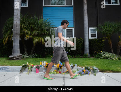 Ein Mann der Vergangenheit ein provisorisches Denkmal außerhalb der Apartment Komplex in Isla Vista, Kalifornien am 26. Mai 2014 wo Elliot O. Rodger lebte und wo sein Rampage begann am Freitag Abend mit dem tödlichen stabbings von drei Personen. UPI/Jim Ruymen