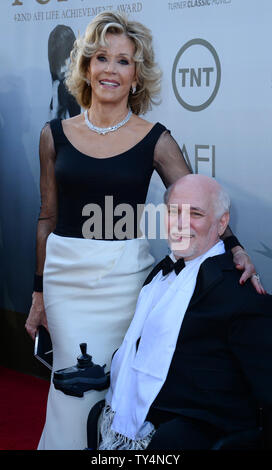 Honoree Jane Fonda und Anti-Kriegs-Aktivist Ron Kovic nehmen an der American Film Institute Life Achievement Award Gala im Dolby Theatre in Hollywood" in Los Angeles am 5. Juni 2014. Fonda wurde mit 42 von AFI Life Achievement Award während ein Tribut an mit einer Häufung von Prominente wie Michael Douglas, Catherine Zita-Jones, Sally Field und Eva Longoria geehrt. UPI/Jim Ruymen Stockfoto