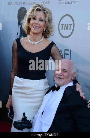 Honoree Jane Fonda und Anti-Kriegs-Aktivist Ron Kovic nehmen an der American Film Institute Life Achievement Award Gala im Dolby Theatre in Hollywood" in Los Angeles am 5. Juni 2014. Fonda wurde mit 42 von AFI Life Achievement Award während ein Tribut an mit einer Häufung von Prominente wie Michael Douglas, Catherine Zita-Jones, Sally Field und Eva Longoria geehrt. UPI/Jim Ruymen Stockfoto