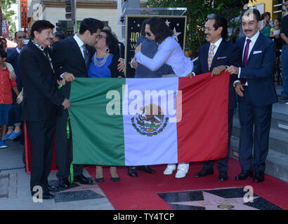 Mitglieder von Los Tigres del Norte, Norte-o-band Ensemble aus San Jose, Kalifornien, mit Ursprung in Rosa Morada, ein sindicatura in Mocorito, Sinaloa, Mexiko ist mit den 2.527 th Stern auf dem Hollywood Walk of Fame geehrt in Los Angeles am 21. August 2014. Teilnahme an der Gruppe sind Consuelo Hernandez (3rd-L) und Sänger Marco Antonio Solis (5. - L). UPI/Jim Ruymen Stockfoto