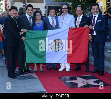 Mitglieder von Los Tigres del Norte, Norte-o-band Ensemble aus San Jose, Kalifornien, mit Ursprung in Rosa Morada, ein sindicatura in Mocorito, Sinaloa, Mexiko ist mit den 2.527 th Stern auf dem Hollywood Walk of Fame geehrt in Los Angeles am 21. August 2014. Teilnahme an der Gruppe sind Consuelo Hernandez (3rd-L) und Sänger Marco Antonio Solis (5. - L). UPI/Jim Ruymen Stockfoto