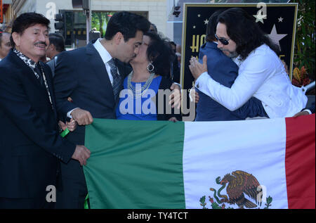 Mitglieder von Los Tigres del Norte, Norte-o-band Ensemble aus San Jose, Kalifornien, mit Ursprung in Rosa Morada, ein sindicatura in Mocorito, Sinaloa, Mexiko ist mit den 2.527 th Stern auf dem Hollywood Walk of Fame geehrt in Los Angeles am 21. August 2014. Teilnahme an der Gruppe sind Consuelo Hernandez (3rd-L) und Sänger Marco Antonio Solis (5. - L). UPI/Jim Ruymen Stockfoto