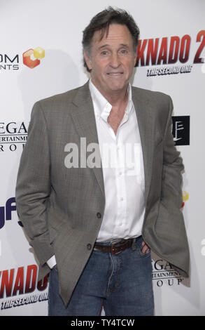 Schauspieler Robert Hays besucht eine Siebung der harknado 2: Die Zweite" am Regal Cinemas LA Live Theater in Los Angeles am 21. August 2014. UPI/Phil McCarten Stockfoto