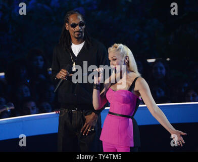 Snoop Dogg und Gwen Stefani bei den 2014 MTV Video Music Awards im Forum in Inglewood, Kalifornien am 24. August 2014 vorlegen. UPI/Pat Benic Stockfoto