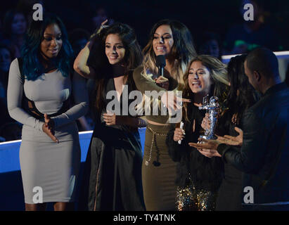 Fünfte Harmonie, erhält die MTV Video Award für Künstler zu sehen für ÒMiss MovinÕ OnÓ 2014 MTV Video Music Awards im Forum in Inglewood, Kalifornien am 24. August 2014. UPI/Pat Benic Stockfoto