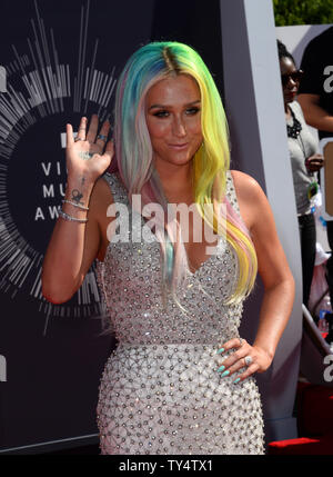 Sängerin Kesha kommt an der 2014 MTV Video Music Awards im Forum in Inglewood, Kalifornien am 24. August 2014. UPI/Jim Ruymen Stockfoto