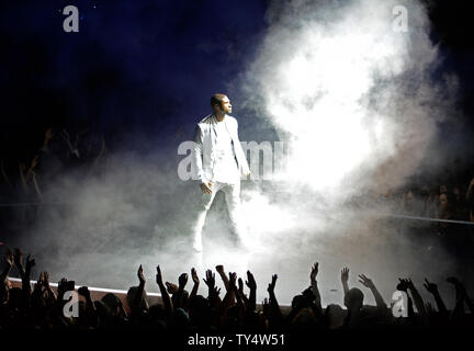 Usher führt bei den 2014 MTV Video Music Awards im Forum in Inglewood, Kalifornien am 24. August 2014. UPI/Pat Benic Stockfoto