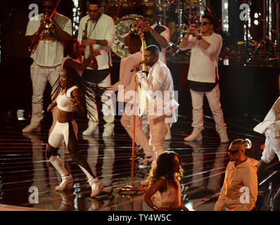 Usher führt bei den 2014 MTV Video Music Awards im Forum in Inglewood, Kalifornien am 24. August 2014. UPI/Pat Benic Stockfoto