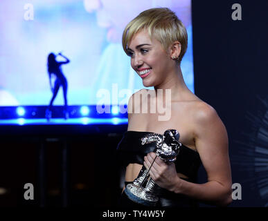 Sängerin Miley Cyrus, Sieger der Video des Jahres Award für "ABRISSBIRNE" stellt backstage bei den 2014 MTV Video Music Awards im Forum in Inglewood, Kalifornien am 24. August 2014. UPI/Jim Ruymen Stockfoto