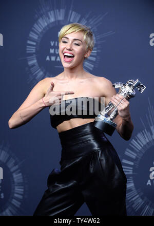 Sängerin Miley Cyrus, Sieger der Video des Jahres Award für "ABRISSBIRNE" stellt backstage bei den 2014 MTV Video Music Awards im Forum in Inglewood, Kalifornien am 24. August 2014. UPI/Jim Ruymen Stockfoto
