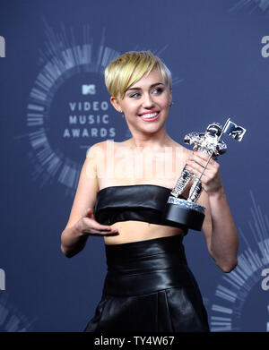 Sängerin Miley Cyrus, Sieger der Video des Jahres Award für "ABRISSBIRNE" stellt backstage bei den 2014 MTV Video Music Awards im Forum in Inglewood, Kalifornien am 24. August 2014. UPI/Jim Ruymen Stockfoto
