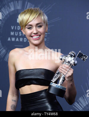Sängerin Miley Cyrus, Sieger der Video des Jahres Award für "ABRISSBIRNE" stellt backstage bei den 2014 MTV Video Music Awards im Forum in Inglewood, Kalifornien am 24. August 2014. UPI/Jim Ruymen Stockfoto
