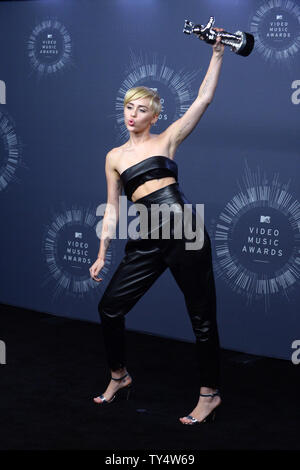 Sängerin Miley Cyrus, Sieger der Video des Jahres Award für "ABRISSBIRNE" stellt backstage bei den 2014 MTV Video Music Awards im Forum in Inglewood, Kalifornien am 24. August 2014. UPI/Jim Ruymen Stockfoto