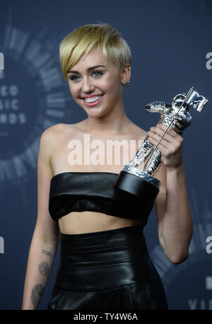 Sängerin Miley Cyrus, Sieger der Video des Jahres Award für "ABRISSBIRNE" stellt backstage bei den 2014 MTV Video Music Awards im Forum in Inglewood, Kalifornien am 24. August 2014. UPI/Jim Ruymen Stockfoto