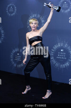 Sängerin Miley Cyrus, Sieger der Video des Jahres Award für "ABRISSBIRNE" stellt backstage bei den 2014 MTV Video Music Awards im Forum in Inglewood, Kalifornien am 24. August 2014. UPI/Jim Ruymen Stockfoto