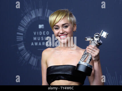 Sängerin Miley Cyrus, Sieger der Video des Jahres Award für "ABRISSBIRNE" stellt backstage bei den 2014 MTV Video Music Awards im Forum in Inglewood, Kalifornien am 24. August 2014. UPI/Jim Ruymen Stockfoto