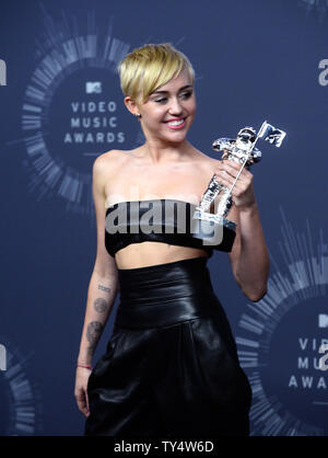 Sängerin Miley Cyrus, Sieger der Video des Jahres Award für "ABRISSBIRNE" stellt backstage bei den 2014 MTV Video Music Awards im Forum in Inglewood, Kalifornien am 24. August 2014. UPI/Jim Ruymen Stockfoto