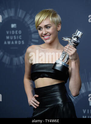 Sängerin Miley Cyrus, Sieger der Video des Jahres Award für "ABRISSBIRNE" stellt backstage bei den 2014 MTV Video Music Awards im Forum in Inglewood, Kalifornien am 24. August 2014. UPI/Jim Ruymen Stockfoto
