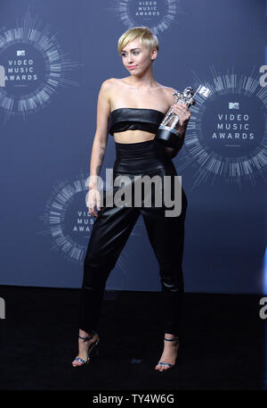 Sängerin Miley Cyrus, Sieger der Video des Jahres Award für "ABRISSBIRNE" stellt backstage bei den 2014 MTV Video Music Awards im Forum in Inglewood, Kalifornien am 24. August 2014. UPI/Jim Ruymen Stockfoto
