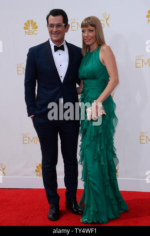 Schauspieler Ty Burrell (L) und Holly Anne Braun kommen in der Primetime Emmy Awards im Nokia Theater in Los Angeles am 25 August, 2014. UPI/Jim Ruymen Stockfoto