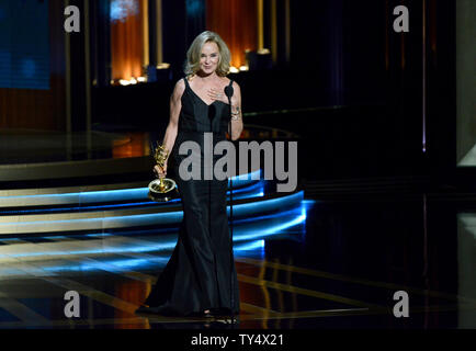 Jessica Lange akzeptiert die Auszeichnung für herausragende Hauptdarstellerin in einer Miniserie oder einen Film für ihre Arbeit an "American Horror Story: Coven' während der Primetime Emmy Awards im Nokia Theater in Los Angeles am 25 August, 2014. UPI/Pat Benic Stockfoto