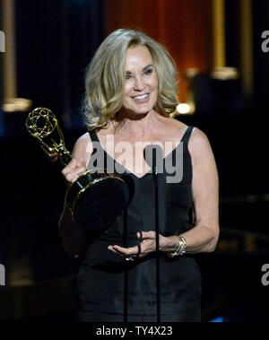 Jessica Lange akzeptiert die Auszeichnung für herausragende Hauptdarstellerin in einer Miniserie oder einen Film für ihre Arbeit an "American Horror Story: Coven' während der Primetime Emmy Awards im Nokia Theater in Los Angeles am 25 August, 2014. UPI/Pat Benic Stockfoto