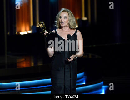 Jessica Lange akzeptiert die Auszeichnung für herausragende Hauptdarstellerin in einer Miniserie oder einen Film für ihre Arbeit an "American Horror Story: Coven' während der Primetime Emmy Awards im Nokia Theater in Los Angeles am 25 August, 2014. UPI/Pat Benic Stockfoto