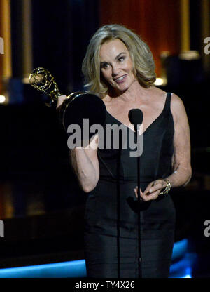 Jessica Lange akzeptiert die Auszeichnung für herausragende Hauptdarstellerin in einer Miniserie oder einen Film für ihre Arbeit an "American Horror Story: Coven' während der Primetime Emmy Awards im Nokia Theater in Los Angeles am 25 August, 2014. UPI/Pat Benic Stockfoto