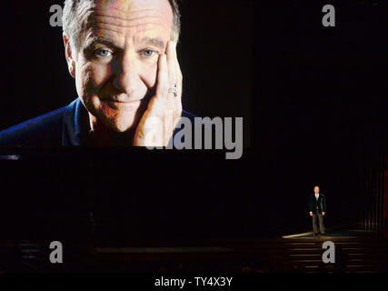 Robin Williams ist auf dem Bildschirm gesehen, wie Billy Crystal während einer In Memoriam Tribut während der Primetime Emmy Awards im Nokia Theater in Los Angeles am 25 August, 2014 spricht. UPI/Pat Benic. Stockfoto