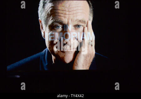 Robin Williams ist auf dem Bildschirm auf ein "In Memoriam" Hommage während der Primetime Emmy Awards im Nokia Theater in Los Angeles gesehen am 25. August 2014. UPI/Pat Benic Stockfoto