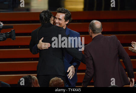 Matthew McConaughey gratuliert Cary Fukunaga wie er bereit auf der Bühne der Preis für herausragende Regie für ein Drama Serie für seine Arbeit an 'true Detective' - 'Wer geht es während der Primetime Emmy Awards im Nokia Theater in Los Angeles am 25. August 2014 zu akzeptieren. UPI/Pat Benic Stockfoto