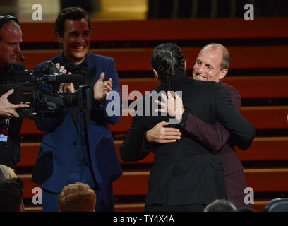 Woody Harrelson gratuliert Cary Fukunaga wie er bereit auf der Bühne der Preis für herausragende Regie für ein Drama Serie für seine Arbeit an 'true Detective' - 'Wer geht es während der Primetime Emmy Awards im Nokia Theater in Los Angeles am 25. August 2014 zu akzeptieren. UPI/Pat Benic Stockfoto