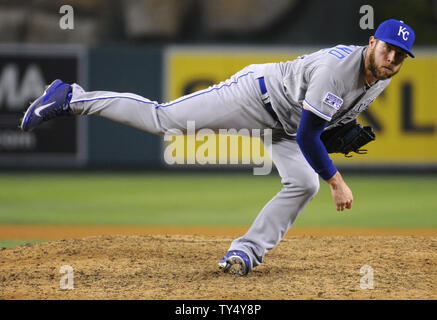 Kansas City Royals relief Pitcher Greg Holland Plätze an die Los Angeles Angels im elften Inning von Spiel 2 der American League Division Series im Angel Stadium in Anaheim, Kalifornien, am 3. Oktober 2014. UPI/Lori Shepler. Stockfoto