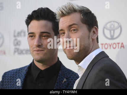 Lance Bass (R) und Michael Turchin nehmen an der 2014 jährliche Environmental Media Awards in Burbank, Kalifornien am 18. Oktober 2014. UPI/Phil McCarten Stockfoto
