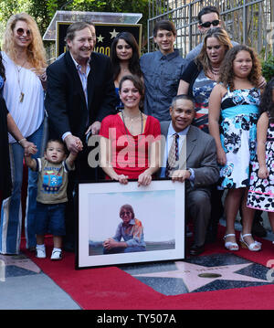 Jesse Belle Denver und Zachary Slavkov, Vordergrund, Mitte, zwei Sänger John Denver's Kinder mit Familie Mitgliedern einschließlich Denver's Bruder Ron Slavkov sammeln, stehen gelassen, um den Stern von ihrem Vater, der posthum mit dem 2531 st Stern auf dem Hollywood Walk of Fame geehrt wurde während einer enthüllungsfeier in Los Angeles am 24. Oktober 2014. UPI/Jim Ruymen Stockfoto