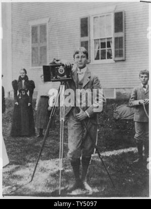 Franklin D. Roosevelt, stehend mit einer Kamera in Fairhaven, Massachusetts Stockfoto