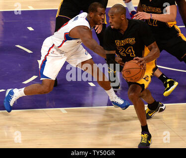 Los Angeles Lakers guard Kobe Bryant dribbelt hinter Los Angeles Clippers guard Chris Paul (L) im zweiten Quartal Maßnahmen auf Staples Center in Los Angeles, Kalifornien am Freitag, den 31. Oktober 2014. Die Clippers besiegten die Lakers 118-111. UPI/Jon SooHoo Stockfoto