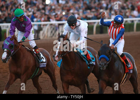 Bayern (rechts) von Martin Garcia geritten gewinnt die Brüter-Schale Klassiker wie Toast von New York (Mitte) geritten von Jamie Spencer zweite beendete, und Kalifornien Chrom (links) geritten von Victor Espinosa 2014 Brüter-Schale Weltmeisterschaften in Santa Anita Park in Arcadia, Kalifornien am 1. November 2014 Dritte beendet. UPI/Jonathan Alcorn Stockfoto