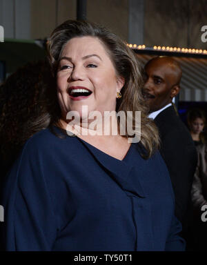 Warf Mitglied Kathleen Turner besucht die Premiere des Motion picture Komödie 'Dumme und Dümmer' im Regency Dorf Theater im Westwood Abschnitt von Los Angeles am 3. November 2014. Story: 20 Jahre nach dem dimwits heraus auf Ihrem ersten Abenteuer festlegen, die den Kopf auf der Suche nach einer Ihrer langen verlorenen Kinder in der Hoffnung eine neue Niere. UPI/Jim Ruymen Stockfoto