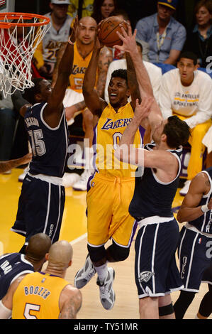 Los Angeles Lakers guard Nick Junge Triebe zwischen Oklahoma City Thunder Reggie Jackson (L) und Nick Collison während der ersten Hälfte des NBA Spiel bei Staples Center in Los Angeles, 19. November 2014. Die Thunder besiegten die Lakers 104-103. UPI/Jon SooHoo Stockfoto