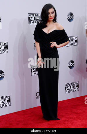 Sängerin Charli XCX kommt für die 42. jährlichen American Music Awards bei Nokia Theatre L.A. statt Leben in Los Angeles am 23 November, 2014. UPI/Jim Ruymen Stockfoto