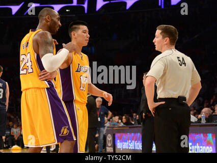 Los Angeles Lakers guard Kobe Bryant (24) ist wieder durch Mannschaftskameraden Jeremy Lin gehalten nach NBA referee Nick Buchert (54) ein technisches Foul auf der Bryant in der ersten Hälfte von ihrer NBA Spiel bei Staples Center in Los Angeles, 26. November 2014 genannt. UPI/Jon SooHoo Stockfoto