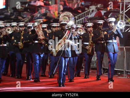 Die US Marine Corps Color Guard und Marching Band, sind in den Hollywood Christmas Parade 2014 gesehen im Hollywood Abschnitt von Los Angeles am 30. November 2014 statt. UPI/Phil McCarten Stockfoto