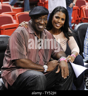 Miami, Vereinigte Staaten von Amerika. 03 Sep, 2012. MIAMI, FL - 27. Februar: Michael Clarke Duncan Omarosa Manigault Stallworth an der Miami Heat vs New York Knicks Spiele bei American Airlines Arena am 27. Februar in Miami, Florida, 2011. (Credit: Stürme Media Group/Alamy leben Nachrichten Stockfoto