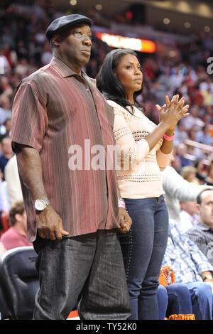 Miami, Vereinigte Staaten von Amerika. 03 Sep, 2012. MIAMI, FL - 27. Februar: Michael Clarke Duncan Omarosa Manigault Stallworth an der Miami Heat vs New York Knicks Spiele bei American Airlines Arena am 27. Februar in Miami, Florida, 2011. (Credit: Stürme Media Group/Alamy leben Nachrichten Stockfoto