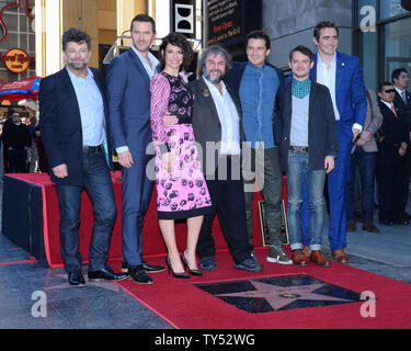 Schauspieler Andy Serkis, Richard Armitage, Evangeline Lilly, Regisseur Sir Peter Jackson, Orlando Bloom, Elijah Wood und Lee Pace melden Sie Jackson während einer enthüllungsfeier ihn ehrt mit dem 2.538 th Stern auf dem Hollywood Walk of Fame in Los Angeles am 8. Dezember 2014. UPI/Jim Ruymen Stockfoto