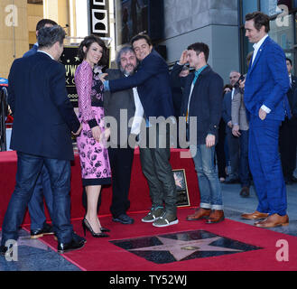 Schauspieler Orlando Bloom umfasst Regisseur Sir Peter Jackson als Schauspieler Evangeline Lilly, Elijah Wood und Lee Pace Blick auf während einer enthüllungsfeier Jackson ehrt mit dem 2.538 th Stern auf dem Hollywood des Ruhmes in Los Angeles am 8. Dezember 2014 laufen. UPI/Jim Ruymen Stockfoto